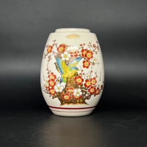 Bình hoa Kutani chim họa mi và hoa mận đỏ