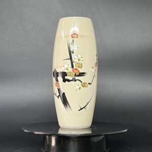 Bình hoa Kutani màu trắng hoa mai, đào, mận