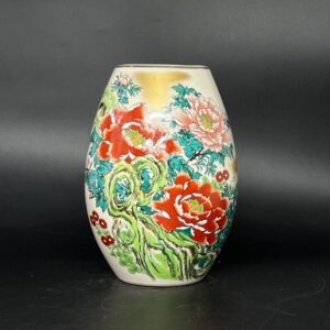 Bình hoa Kutani hoạ tiết vườn hoa mẫu đơn